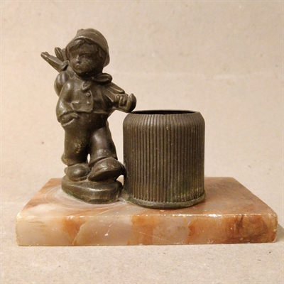 metal vandrings dreng bøtte marmor sokkel gammel figur 